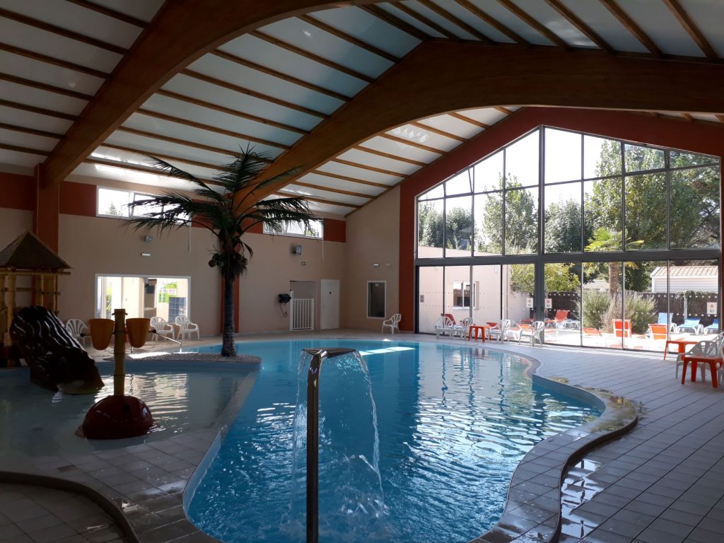 jet cascade piscine couverte camping jardins atlantique